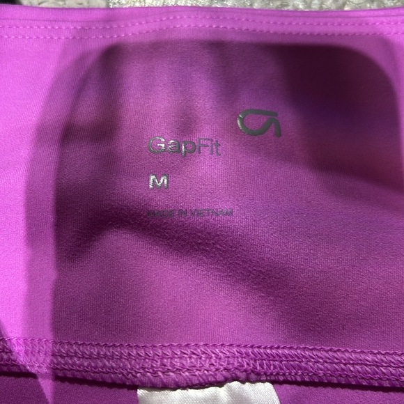 Gap Fit cropped high waist leggings, moisture wicking, side pockets inseam 20” - Picture 6 of 10